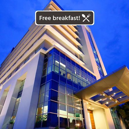 Hotel Santika Макасар Экстерьер фото